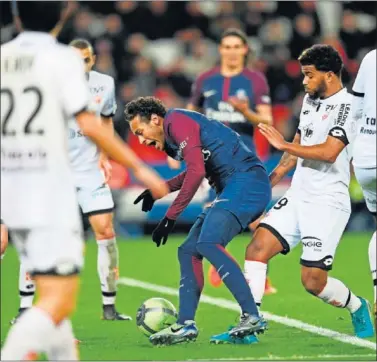  ??  ?? CAZADO. Neymar sufre una de las 104 faltas que recibió durante la pasada temporada en la Ligue 1.