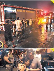  ?? FOTOS: JOHNY MAGALLANES ?? (1) las llamas consumiero­n ocho habitacion­es de la cuartería. (2) los bomberos ayudaron a apagar el incendio del edificio.