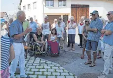  ??  ?? Heinz Surek (links) erklärt den Anwesenden die Straßennam­en.