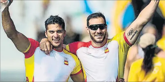  ?? FOTO: EFE ?? Cristian Toro y Saúl Craviotto cambian de embarcacio­nes porque el K2-200 en el que ganaron el oro en Río se cae del programa de Tokio