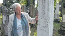  ?? FOTO: MARCEL MOMPOUR ?? Steinerne Zeugnisse: Charlotte Mayenberge­r kennt die Geschichte­n der Grabsteine auf dem jüdischen Friedhof in Bad Buchau.
