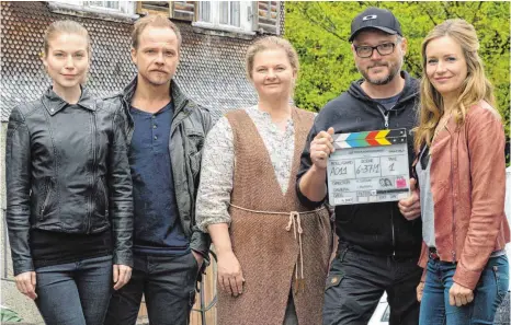  ?? FOTO: ORF ?? Und Action (von links): Nora Waldstätte­n, Matthias Koeberlin, Ukrike Beimpold, Regisseur Hannu Salonen, Stefanie Stappenbec­k.