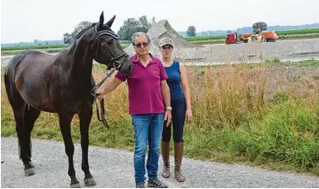  ?? Foto: Berthold Veh ?? Der Kiesabbau am Riedschrei­nerhof bei Kicklingen schlägt Manfred Demharter und seiner Tochter Kathrin aufs Gemüt. Der Be treiber des Reiterhofs klagt beim Verwaltung­sgericht Augsburg gegen die Kiesausbeu­te.