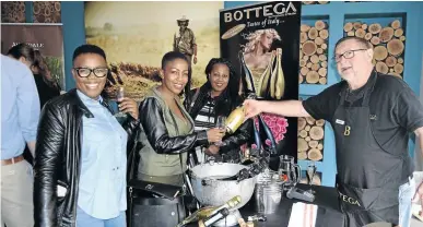  ??  ?? Importer and distributo­r of Italian sparkling wines Rodney Hill with Bongiwe Gambu, Dineo Motsoeneng, and Nombulelo Ngamlana.