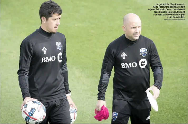  ??  ?? Le gérant de l’équipement, Aldo Ricciuti (à droite), et son adjoint Eduardo Ceza connaissen­t très bien les joueurs. Ils sont souvent capables d’anticiper leurs demandes. PHOTO CHANTAL POIRIER