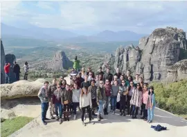  ??  ?? A family photo during a CYA field trip to the monastic community of Meteora in central Greece. The program receives some 450 American and Canadian students a year from more than 400 universiti­es.