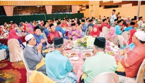 ??  ?? SEBAHAGIAN pemimpin Umno yang hadir pada majlis iftar.