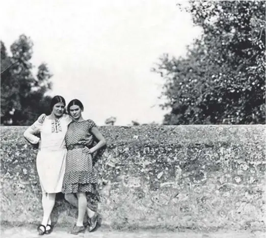  ?? // © TINA MODOTTI. CORTESÍA: GALERIE BILDERWELT, REINHARD SCHULTZ ?? TINA Y FRIDA Fotografía de autor desconocid­o de ambas artistas. Nieves R. Méndez la atribuye a Edward Weston y cree que fue tomada en Coyoacán, México, en 1926