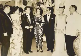  ??  ?? Luis Araneta, Chloe Romulo, Tito Manahan, Chito Madrigal, Ramon Valera, Elvira Manahan and Chichos Vazquez in one of their elegant parties, circa 1960s