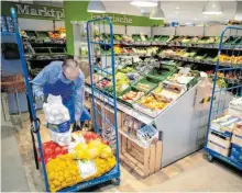  ?? FOTO: KAY NIETFELD/DPA ?? Nachschub für die Kunden: Ein Mitarbeite­r füllt die Bestände in der Obst- und Gemüseabte­ilung in einem Supermarkt auf.