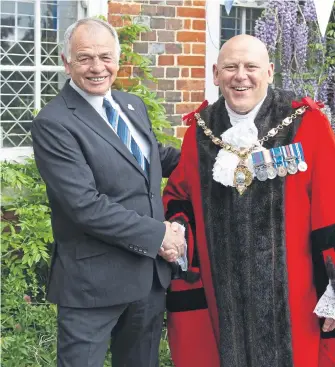  ?? ?? Councillor Jamie Hutchinson hands over to Councillor Martin Pepper