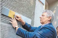  ?? FOTO: MATTHIAS BALK ?? Dieter Reiter (SPD), Oberbürger­meister von München, bei der Montage der ersten Erinnerung­stafeln für die Opfer des Nationalso­zialismus in München.