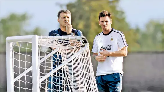  ?? JUANO TESONE (ENVIADO ESPECIAL) ?? Una charla después de Chile. Martino y Messi hablaron ayer en la primera práctica en Estados Unidos.