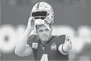  ?? KYLE TERADA/ USA TODAY SPORTS ?? Quarterbac­k Derek Carr celebrates after the victory Sunday against the Lions, the Raiders’ first Oakland home game since Sept. 15.