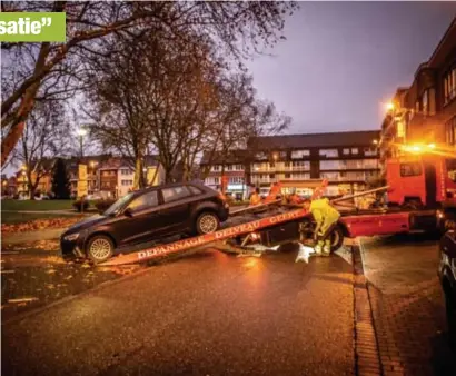  ?? FOTO SVEN DILLEN ?? De eigenaars van de weggesleep­te wagens krijgen een boete van 58 euro plus 150 euro voor de takelkoste­n.