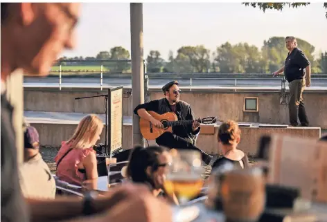  ?? FOTO: MARKUS VAN OFFERN ?? Angelo vom Mokes Trio spielte beim Straßenmus­ikfest in Emmerich. Den Besuchern gefiel es.