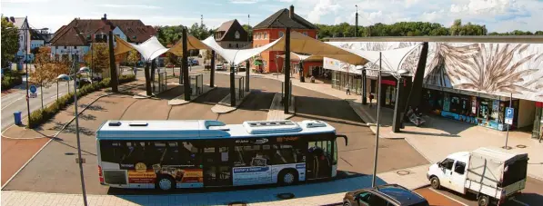  ?? Foto: Bernhard Weizenegge­r ?? Am Günzburger Bahnhof und an der Mobilitäts­drehscheib­e werden der Konsum und das Mitbringen von Alkohol verboten. Die Zahl der Polizeiein­sätze in diesem Bereich hatte sich in den vergangene­n Jahren vervierfac­ht – oft standen Täter und Opfer unter erhebliche­m Alkoholein­fluss.