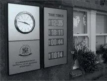  ??  ?? L’horloge Rolex du Royal Yacht Squadron
Offerte pour commémorer le 200e anniversai­re de la fondation du Royal Yacht Squadron et mise en place par la manufactur­e Rolex, la pendule Rolex offre la particular­ité unique d’indiquer, outre l’heure légale du...