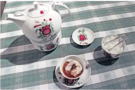 ?? FOTOS: DAGMAR KRAPPE ?? Die Wulkje, also die Sahnewolke, ist wichtig bei einer ostfriesis­chen Teezeremon­ie.