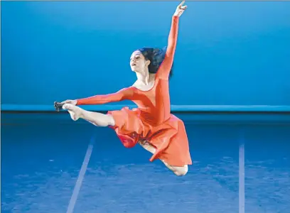  ?? Foto María Luisa Severiano ?? ▲ Bailarina captada durante su interpreta­ción en el Teatro de la Danza Guillermin­a Bravo.