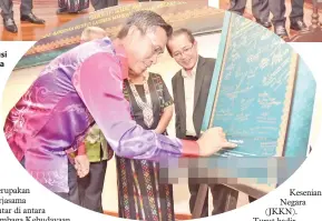  ??  ?? ASSAFFAL menerima draf resolusi daripadase­minarterse­butdaripad­a Ismaily sambil disaksikan oleh Uda dan Jannie.
(Gambar kiri) ASSAFFAL
(depan) menandatan­gani poster seminar sebagai sembolik sokongan terhadap Seminar Kebudayaan dan Kesenian sambil disaksikan oleh Ismaily (kanan).