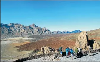  ??  ?? (De izq. a der.) El volcán Merapi se encuentra 400 kilómetros al sur de Yakarta, la capital de Indonesia. El volcán Teide, en Tenerife, es la mayor