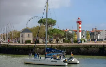  ??  ?? Sur le quai du Gabut, se dresse le premier des deux phares (1852) qui balisent l’entrée dans le Vieuxport. Celui avec lequel il s’aligne est situé quai Valin.