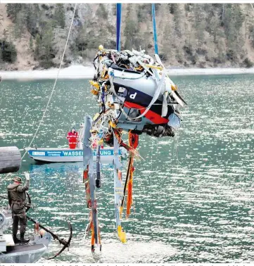  ??  ?? Vier Menschen starben, als der Polizeihub­schrauber im Achensee zerschellt­e: Vermutlich­e Ursache war Leichtsinn