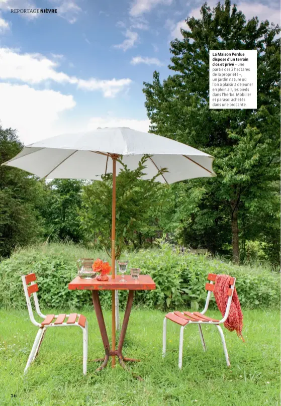  ??  ?? La Maison Perdue dispose d’un terrain clos et privé – une partie des 2 hectares de la propriété –, un jardin nature où l’on a plaisir à déjeuner en plein air, les pieds dans l’herbe. Mobilier et parasol achetés dans une brocante.