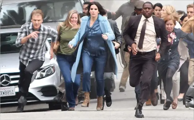  ?? FOTO: ALL OVER PRESS ?? Sandra Bullock i nogle af de første optagelser til ’Birdbox in LA’.