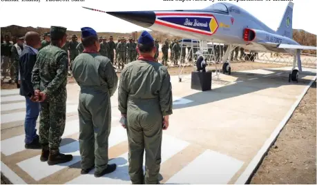  ?? PHOTOGRAPH COURTESY OF PHILIPPINE AIRFORCE ?? THE commanding general of the Philippine Air Force, Lt. Gen. Stephen Parreño, visited the 4th Marine Brigade Headquarte­rs at Camp Cape in Bojeador, Burgos, Ilocos Norte on Friday. The Marines gave the PAF chief a rousing welcome.