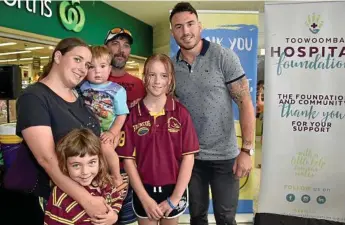  ?? Photos: Bev Lacey ?? STAR STRUCK: Samantha McQuade and Jason Jeffries with their children Kaliep, Ebony and Caitlin were excited to meet Brisbane Broncos captain Darius Boyd at Clifford Gardens.