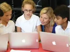  ?? ANITA GRIFFITHS ?? Louise Soucy, teacher-librarian at the West Campus of Toronto French School, engages with a group of Grade 5 students.