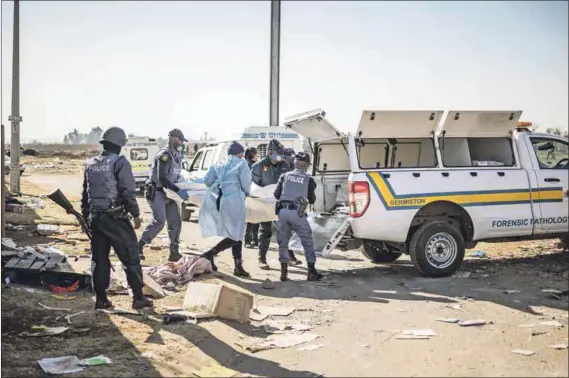  ?? Photo Marco Longari/afp ?? Victim of an uncaring society: A man who was killed outside a vandalised mall in Vosloorus in Gauteng on July 14 was one of 337 people who died during the looting and violence that rocked parts of Kwazulu-natal and Gauteng in July.