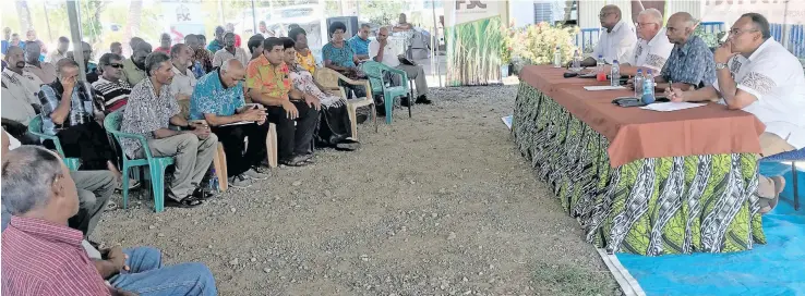  ?? Photo: Charles Chambers ?? Seating top right: Fiji Sugar Corporatio­n chief operation officer Navin Chandra, FSC board chairman Vishnu Mohan, FSC chief executive officer Graham Clark and Sugar Cane Growers Council chief executive officer Sundresh Chetty with sugarcane farmers from around the Western Division during a Talanoa session at Drasa, Lautoka on October 4, 2018.