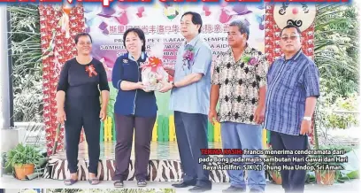  ??  ?? TERIMA KASIH: Francis menerima cenderamat­a daripada Bong pada majlis sambutan Hari Gawai dan Hari Raya Aidilfitri SJK (C) Chung Hua Undop, Sri Aman.