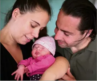  ?? (Photo Philippe Arnassan) ?? Lou, entourée de ses deux parents, a vu le jour dans la maison familiale.