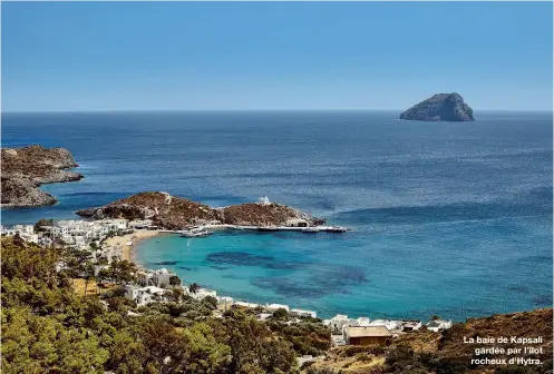  ??  ?? La baie de Kapsali gardée par l’îlot rocheux d’Hytra.