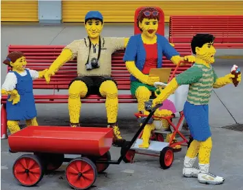  ?? Foto: Bernhard Weizenegge­r ?? Die Dänen sind gekommen, um zu bleiben: Seit 2002 strömen die Besucher ins Günzburger Legoland. Mehr als 1,3 Millionen Gäs te sind jedes Jahr zwischen April und November da. Das hat auch die Region nachhaltig verändert.