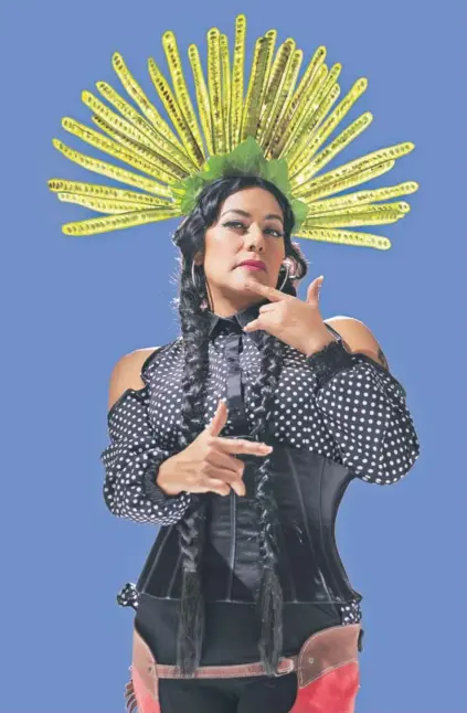  ??  ?? ► La cantautora mexicana Lila Downs presentará su nuevo disco este domingo en Santiago.