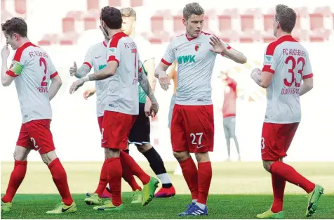  ?? Foto: Klaus Rainer Krieger ?? Er kam, sah und traf. Alfred Finnbogaso­n (Zweiter von rechts) klatscht nach dem 1:1 mit Julian Günther Schmidt (rechts) ab. Die Gratulatio­nskur beendet haben schon Halil Altintop (Mitte), Jonathan Schmid (verdeckt) und Kapitän Paul Verhaegh.