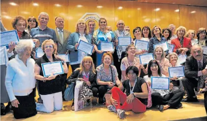  ??  ?? Egresados. Los participan­tes del curso con sus certificad­os expresan su satisfacci­ón tras el acto.