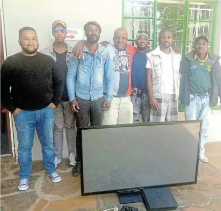  ?? Picture: ABONGILE SOLUNDWANA ?? GOOD WORK: Zone 3 neighbourh­ood patrollers recovered a resident’s stolen item