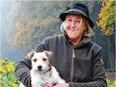  ??  ?? Ihr Parson Russell Terrier Bob und Christine Liepelt sind ein gutes Team. Seit fünf Jahren gehen die beiden gemeinsam auf die Jagd.