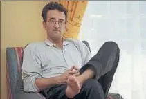  ?? FERNANDO NAHUEL / EFE ?? Roberto Bolaño a Santiago de Xile veient-les passar