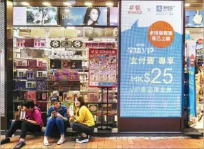  ?? ANTHONY KWAN / BLOOMBERG ?? Hong Kong people have yet to develop the habit of buying local products online. Some experts envision that the future of Hong Kong’s e-commerce lies in the city’s role as the “super-connector” between the mainland and overseas.