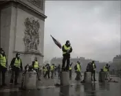  ??  ?? L’Arc de Triomphe a été envahi dès la matinée par les manifestan­ts qui ont tagué l’édifice.