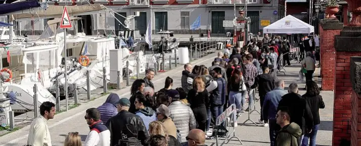  ?? ?? L’attesa Transenne e un gazebo per regolare l’afflusso di visitatori al «carcere minorile» di Mare Fuori