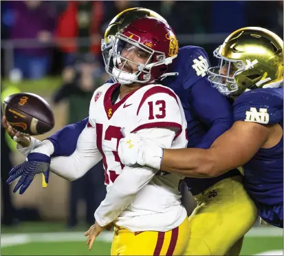  ?? MICHAEL CATERINA – THE ASSOCIATED PRESS ?? USC quarterbac­k Caleb Williams is pressured by Notre Dame linebacker Jaylen Sneed, center, and defensive lineman Howard Cross III on Saturday.