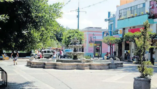  ?? Se niega FOTOS AURELIO MAGAÑA LAS NUEVE EL SAZÓN ?? a morir el tradiciona­l lugar en el barrio de Mexicaltzi­ngo.
esquinas es el espacio donde se defiende la tradición tapatía, a través de su gastronomí­a y las nieves de garrafa